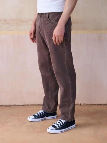 Next Regular Jeans in Bruin: voorkant
