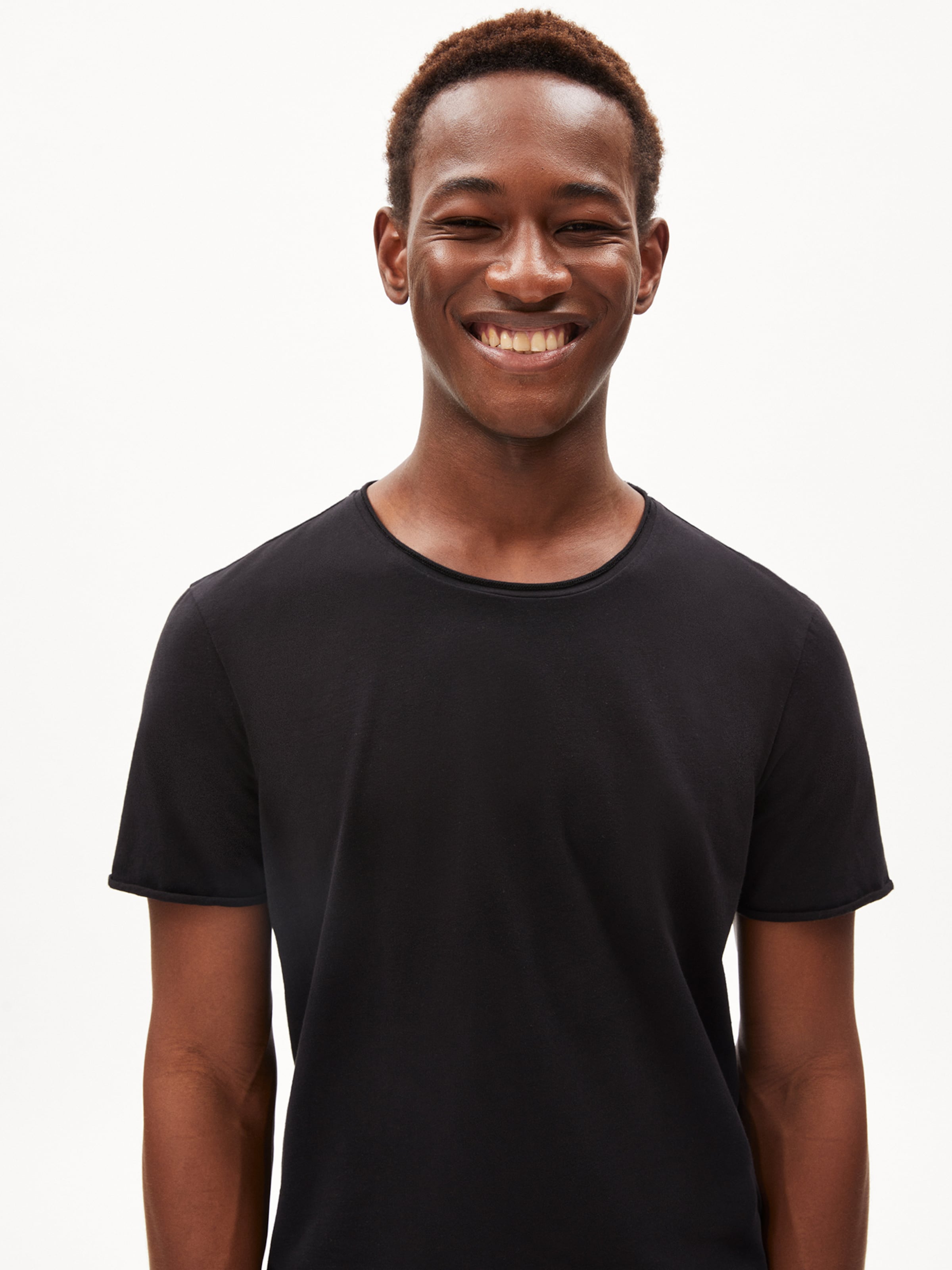 ARMEDANGELS T-Shirt ' JAAMES BRUSHED ' in Schwarz: Vorderseite