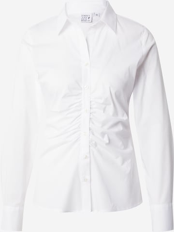 Emily Van Den Bergh - Blusa en blanco: frente