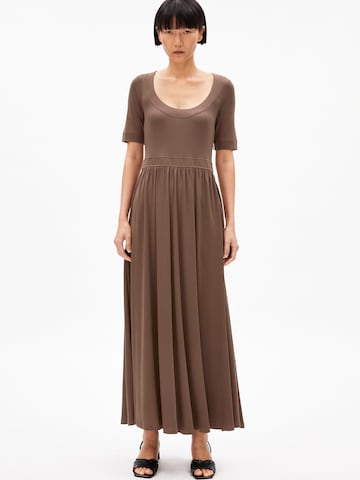 Robe ARMEDANGELS en marron