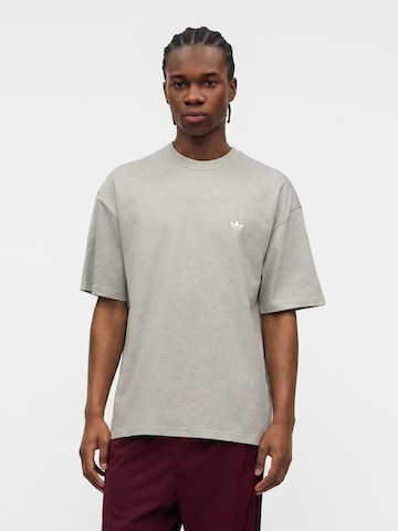 ADIDAS ORIGINALS - Camisa 'ESS' em cinzento: frente