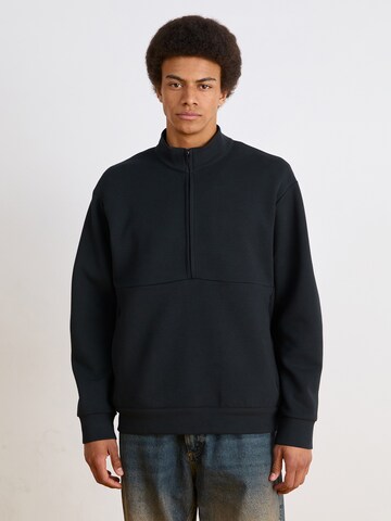 NIKE Sportsweatshirt in Schwarz: Vorderseite