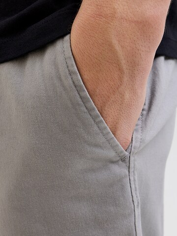regular Pantaloni chino 'JREBSHARP' di JJ Rebel in grigio