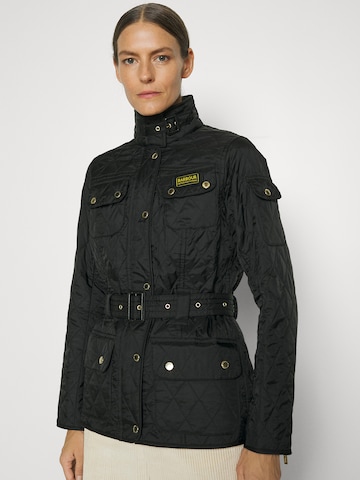 Barbour International Φθινοπωρινό και ανοιξιάτικο μπουφάν σε μαύρο: μπροστά