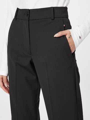Regular Pantalon à plis TOMMY HILFIGER en noir