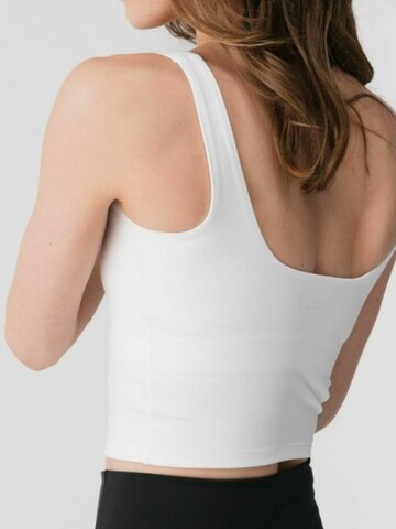 Top ' Tommy ' di Girlfriend Collective in bianco