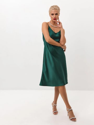 Serena Silueta Klänning 'Below the knee satin slip dress 'Grace'' i grön