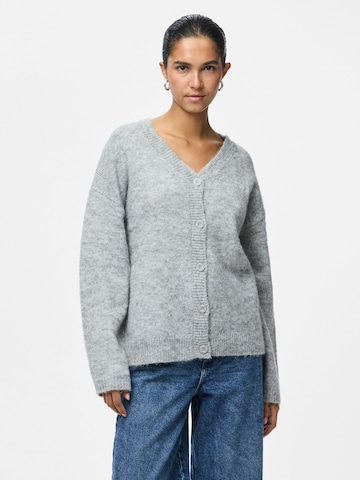 Cardigan 'PCPam' PIECES en gris : devant