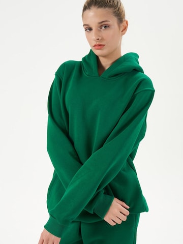 LOUIS LECLER Sweatshirt 'Nora' in Grün