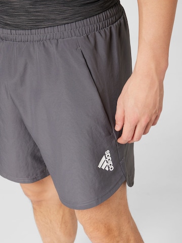 ADIDAS SPORTSWEAR - Regular Calças de desporto 'Designed for Movement' em cinzento