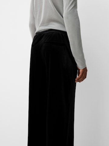 BershkaLoosefit Hlače - crna boja