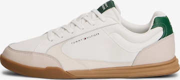 Baskets basses TOMMY HILFIGER en blanc : devant