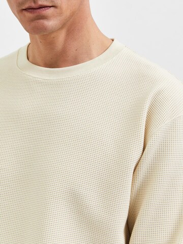 Sweat-shirt SELECTED HOMME en blanc