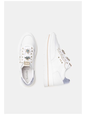 Baskets basses Nero Giardini en blanc