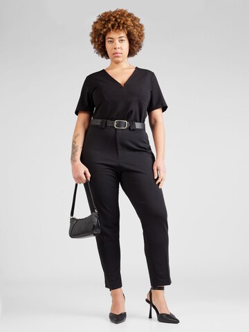 ABOUT YOU Curvy Póló 'Cora' - fekete