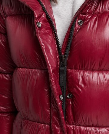 Manteau d’hiver Superdry en rouge