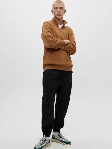 Pull&Bear Tapered Nadrág - fekete: elől