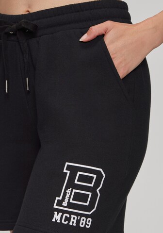 BENCH Regularen Hlače | črna barva