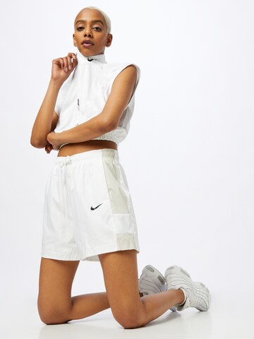 Regular Pantalon 'Essential' Nike Sportswear en blanc