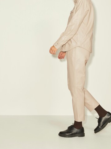 JJXX Tapered Pleat-Front Pants 'ADDIE' in Brown