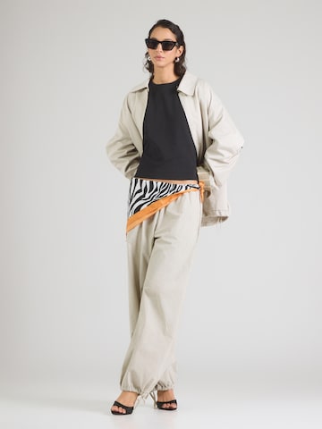 Tricou 'Leanne' de la ABOUT YOU pe negru