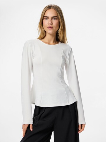 PIECES Shirt 'PCLUCCI PEPLUM' in Wit: voorkant