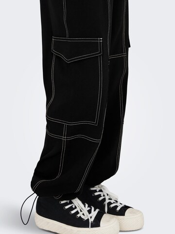 ONLY Ohlapna forma Kargo hlače 'AMALIA' | črna barva