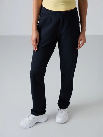 Tommy Life Regular Pants in Black: front