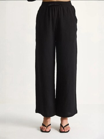 Bianco Lucci - Regular Calças em preto: frente