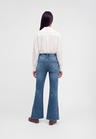 Vero Moda Petite Flared Jeans in Blue