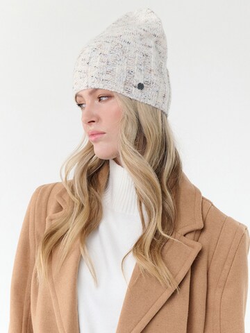 FRAAS Beanie in White: front