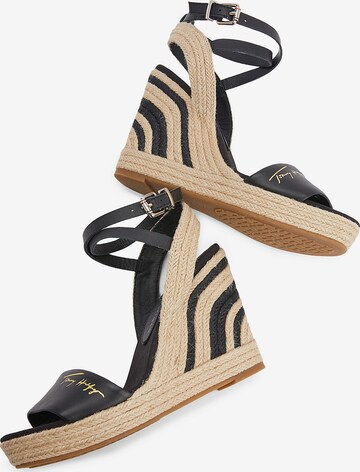 TOMMY HILFIGER - Sandalias con hebilla en negro