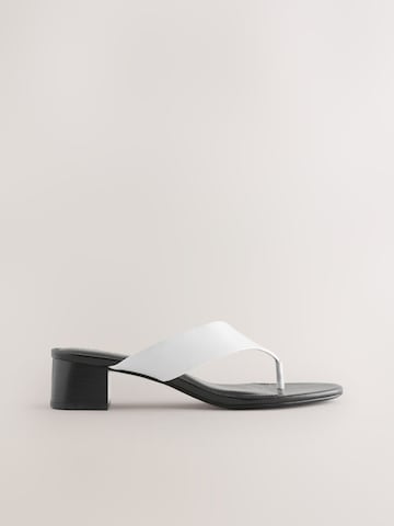 Next - Sandalias de dedo 'Forever Comfort' en blanco
