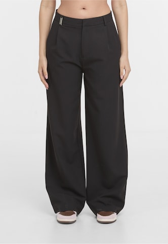 2Y Studios - Pierna ancha Pantalón plisado 'Talia' en negro: frente