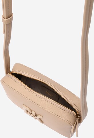 DKNY حقيبة تقليدية بلون بيج