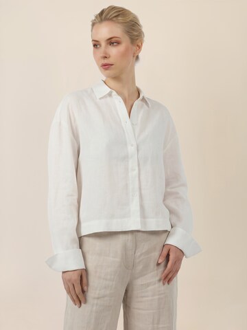 APART Blouse in White: front