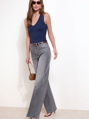 Friends Like These - Bootcut Vaquero en gris