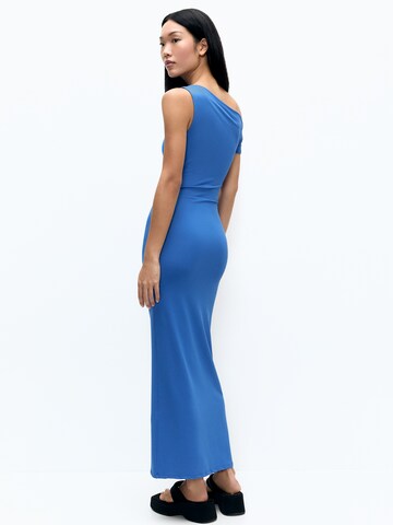 Rochie de la Pull&Bear pe albastru