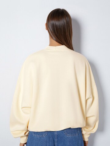 Bershka Sweatshirt in Beige