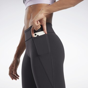 Skinny Pantaloni sport de la Reebok pe gri