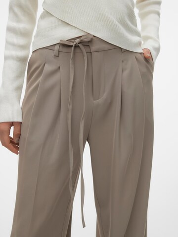 Wide leg Pantaloni con pieghe 'VMKRISTEL' di VERO MODA in grigio