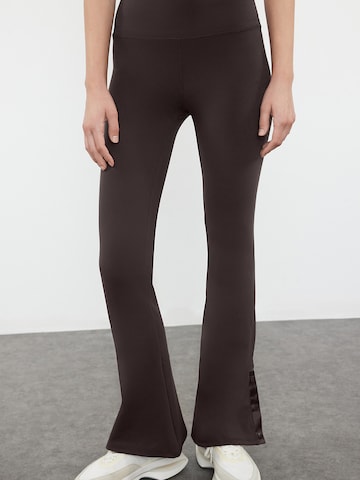 Trendyol Flared Παντελόνι σε καφέ: μπροστά