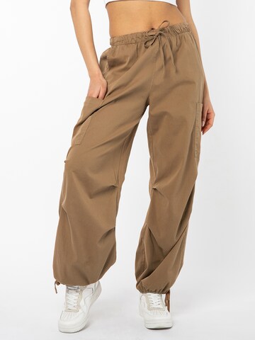 Sublevel Tapered Cargohose in Braun: Vorderseite