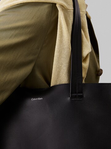 Calvin Klein Shopper in Black