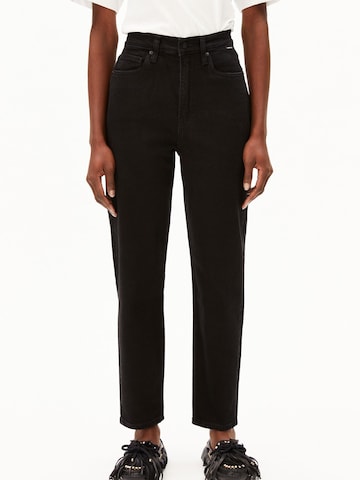 ARMEDANGELS Loosefit Jeans 'Mairaa' in Zwart: voorkant
