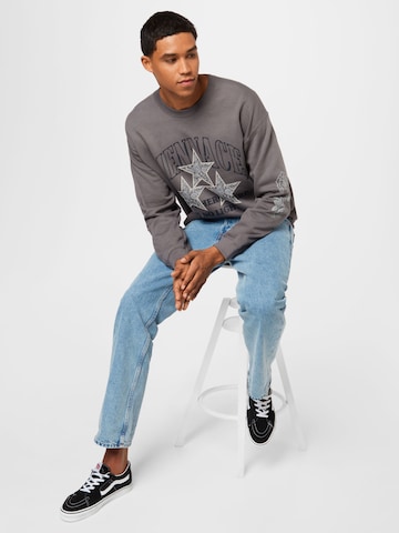 Mennace Sweatshirt 'NO LIGHT' in Grau