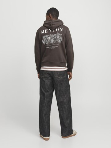 JACK & JONES Sweatshirt in Bruin: voorkant