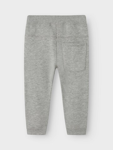 Tapered Pantaloni di NAME IT in grigio