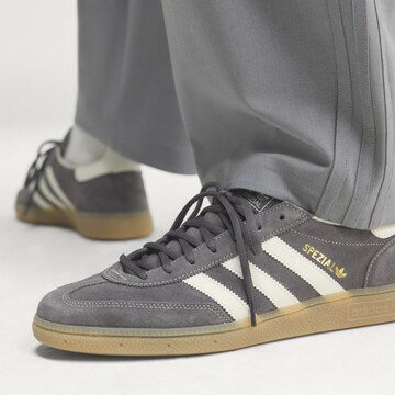 ADIDAS ORIGINALS - Sapatilhas baixas 'Handball Spezial' em cinzento