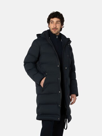 BENVENUTO Winterjacke 'CIRO', Model ist 185 cm groß und trägt Größe 50 in Blau